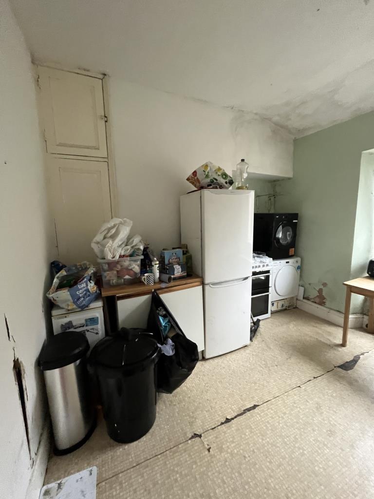 Lot: 30 - MIXED USE INVESTMENT IN TOWN CENTRE - Further view of kitchen in flat, photograph provided to the auctioneers